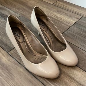 Life Stride nude heels size 9M